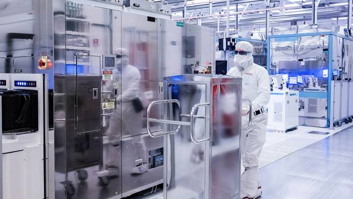 Employees in cleanroom ‘bunny suits’ working at Intel’s D1X factory in Hillsboro, Oregon